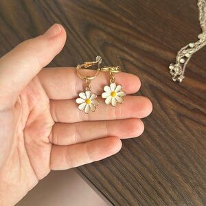 Cute daisy earrings